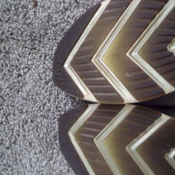 Brooks sneakers 9.5 - Picture 12 of 12